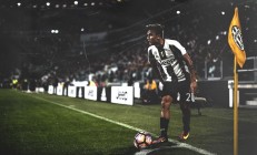 九游娱乐官方-石宇奇点燃赛场，日本队鏖战德国队，羽球场上的一夜传奇