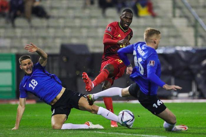 顶尖足球比赛中球员防守拦截精准 顶尖足球比赛中球员防守拦截精准