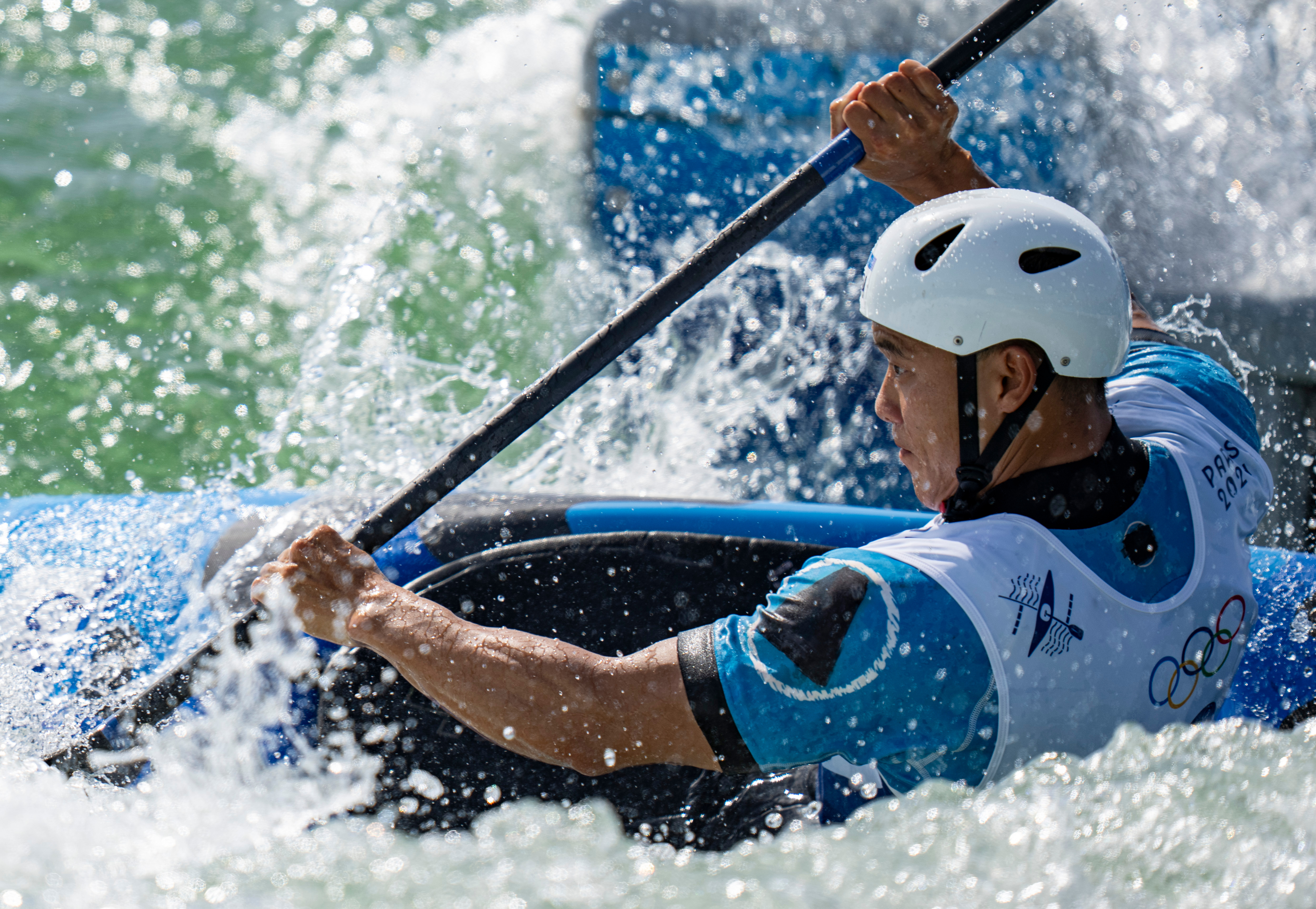 赛艇比赛中选手顶着风雨取得胜利