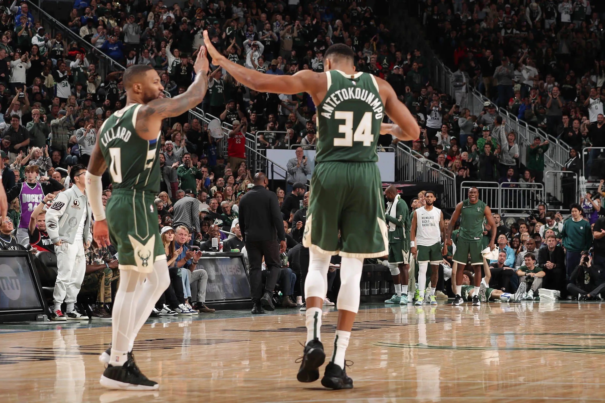 包含雄鹿迎战开拓者，主场气势如虹全队士气高涨的词条