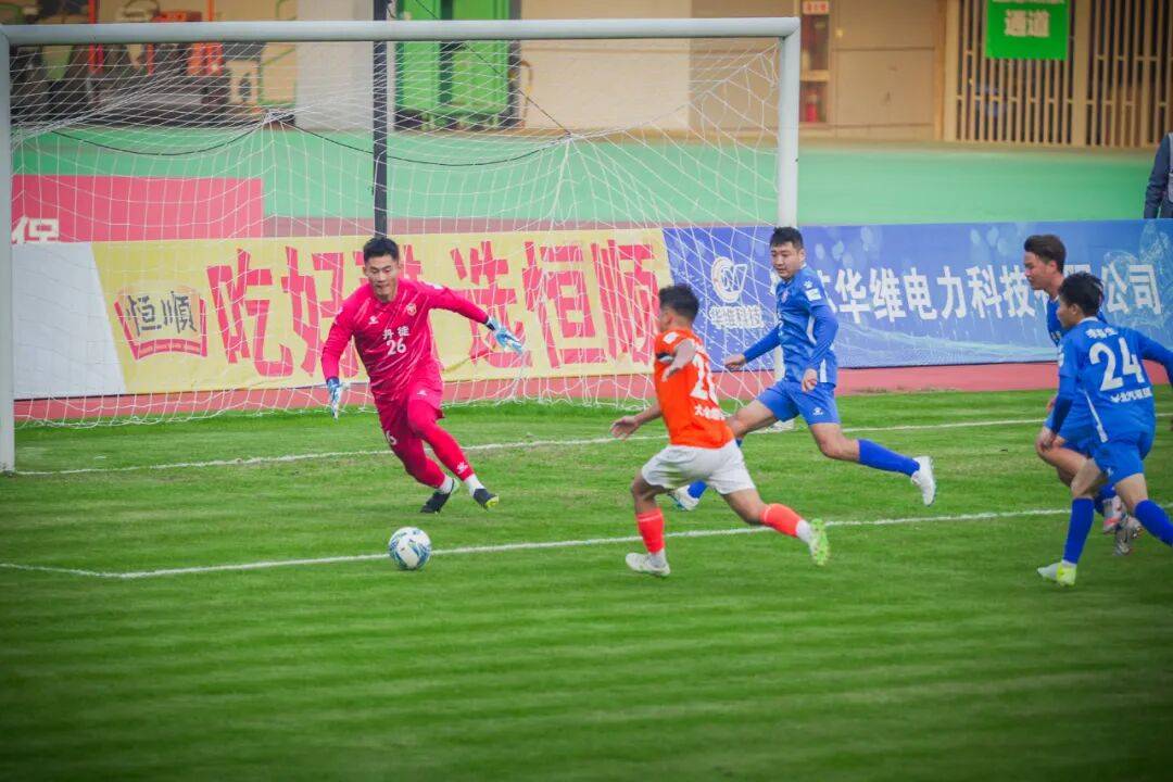 包含足球场上好戏连连，球员展现实力拼搏赛场的词条