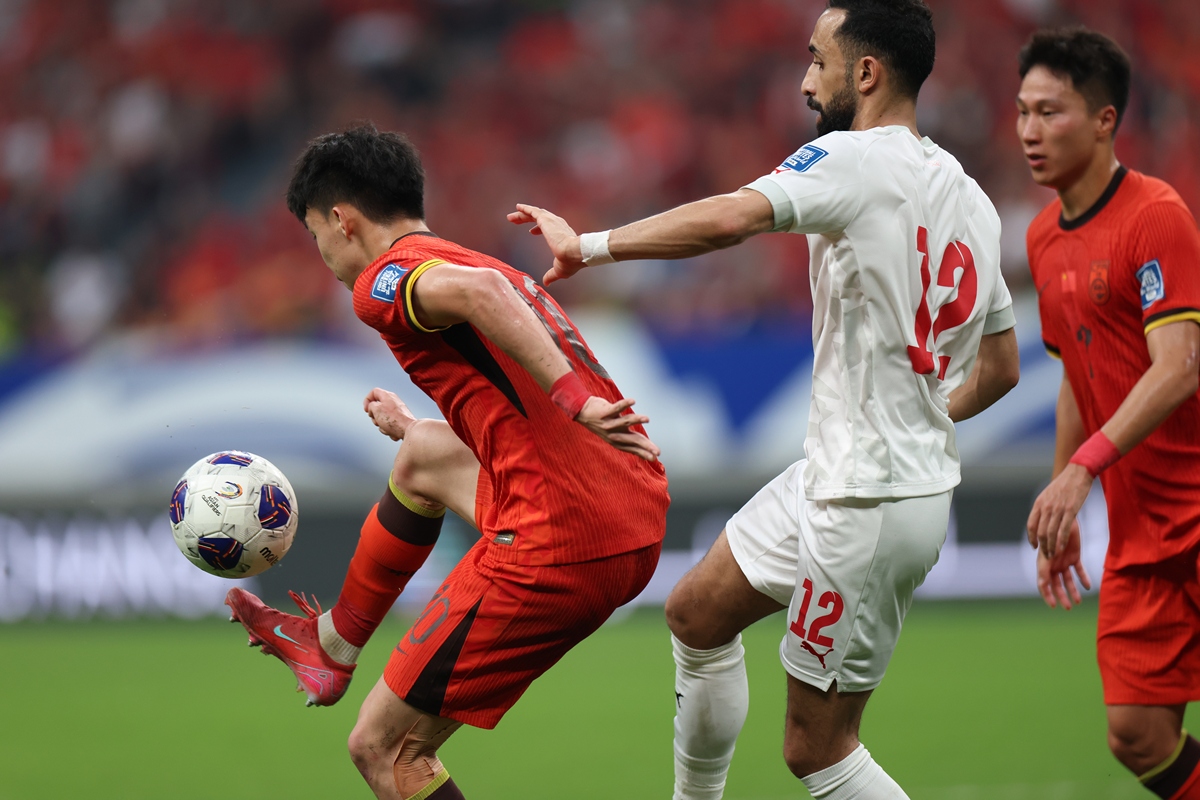 包含足球场上好戏连连，球员展现实力拼搏赛场的词条